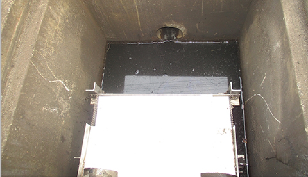 上から見た油分分離槽排水口