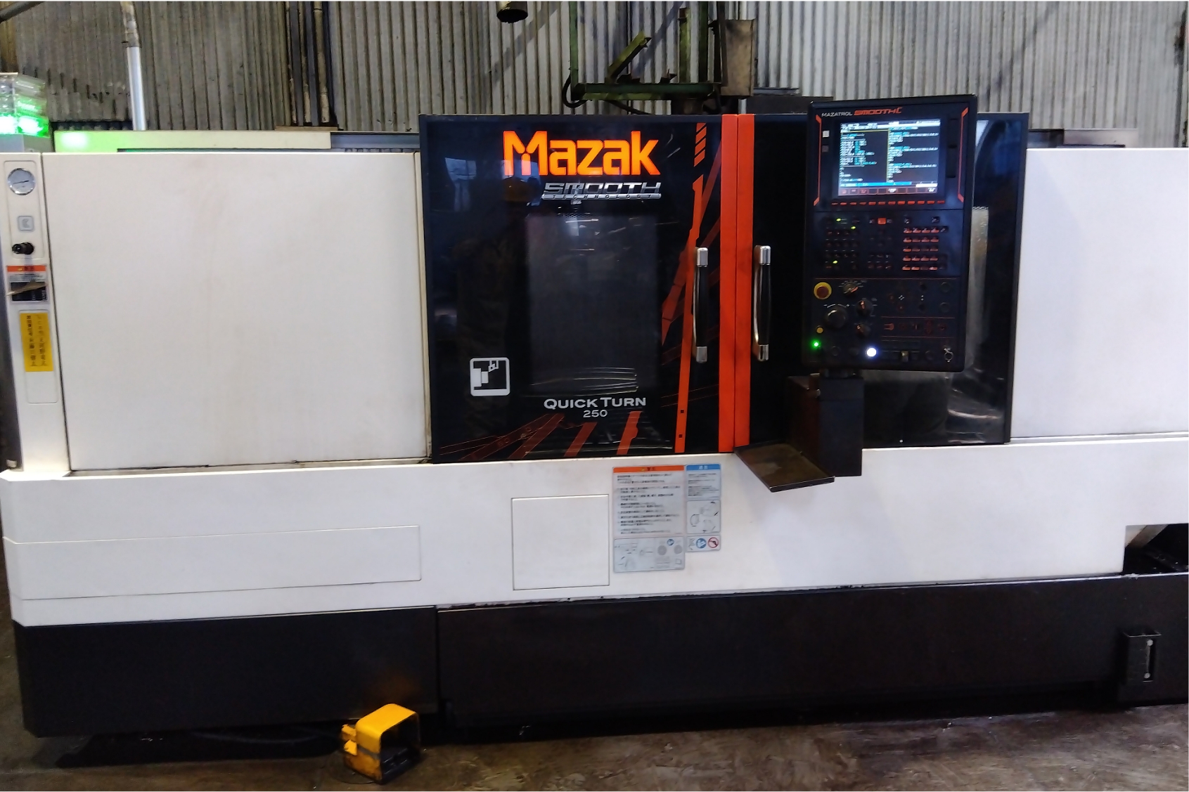 DAINICHIのロゴが前面についている巨大なNC旋盤 色は水色と白のバイカラー