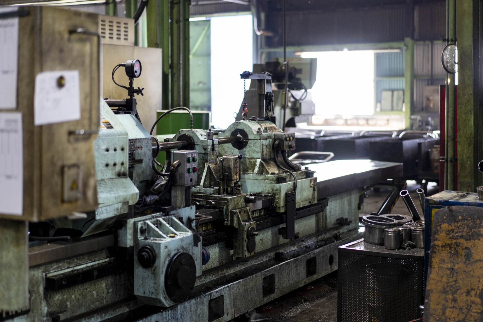 穿孔加工に使用する緑色のBTAマシン