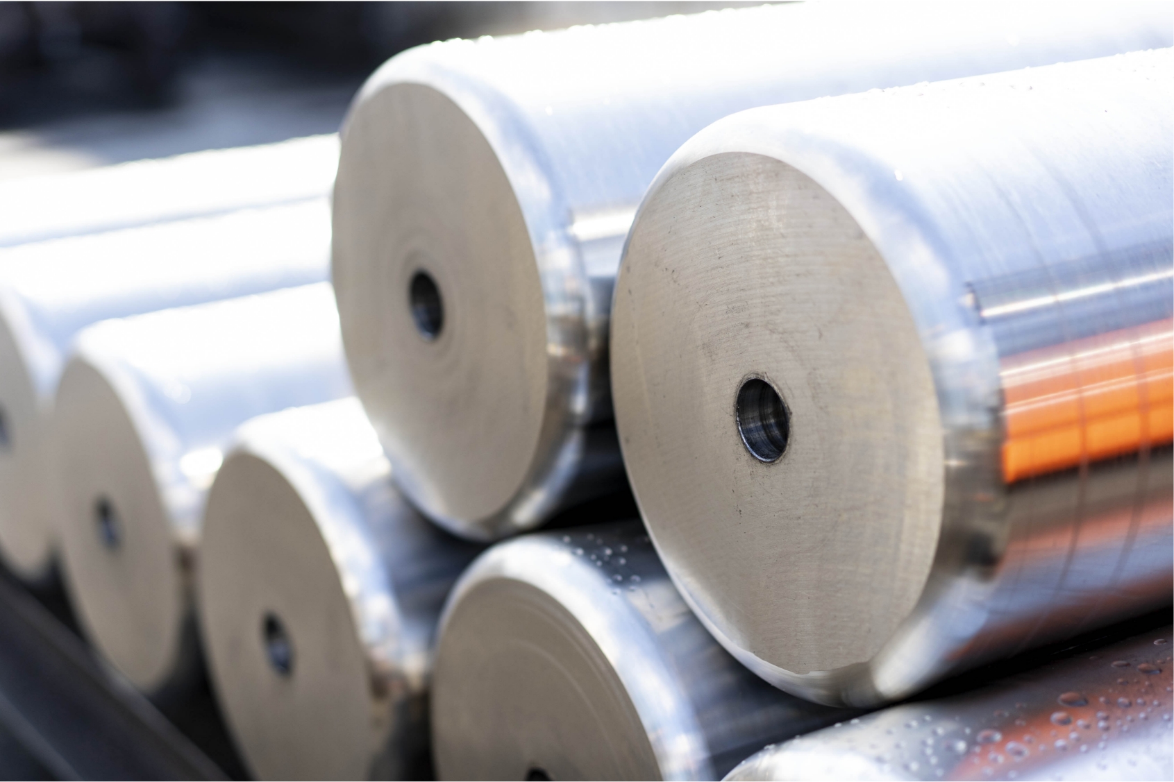 最終仕上げで銀色に磨き上げられた管材の最終製品が積み上げられている