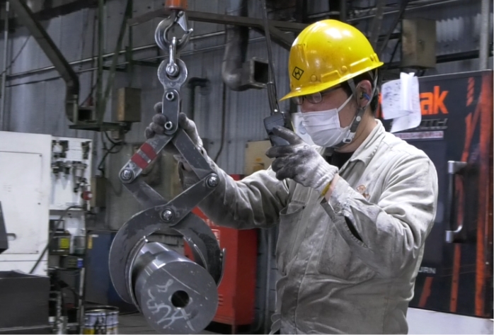 管材課で作業中の西原謙史